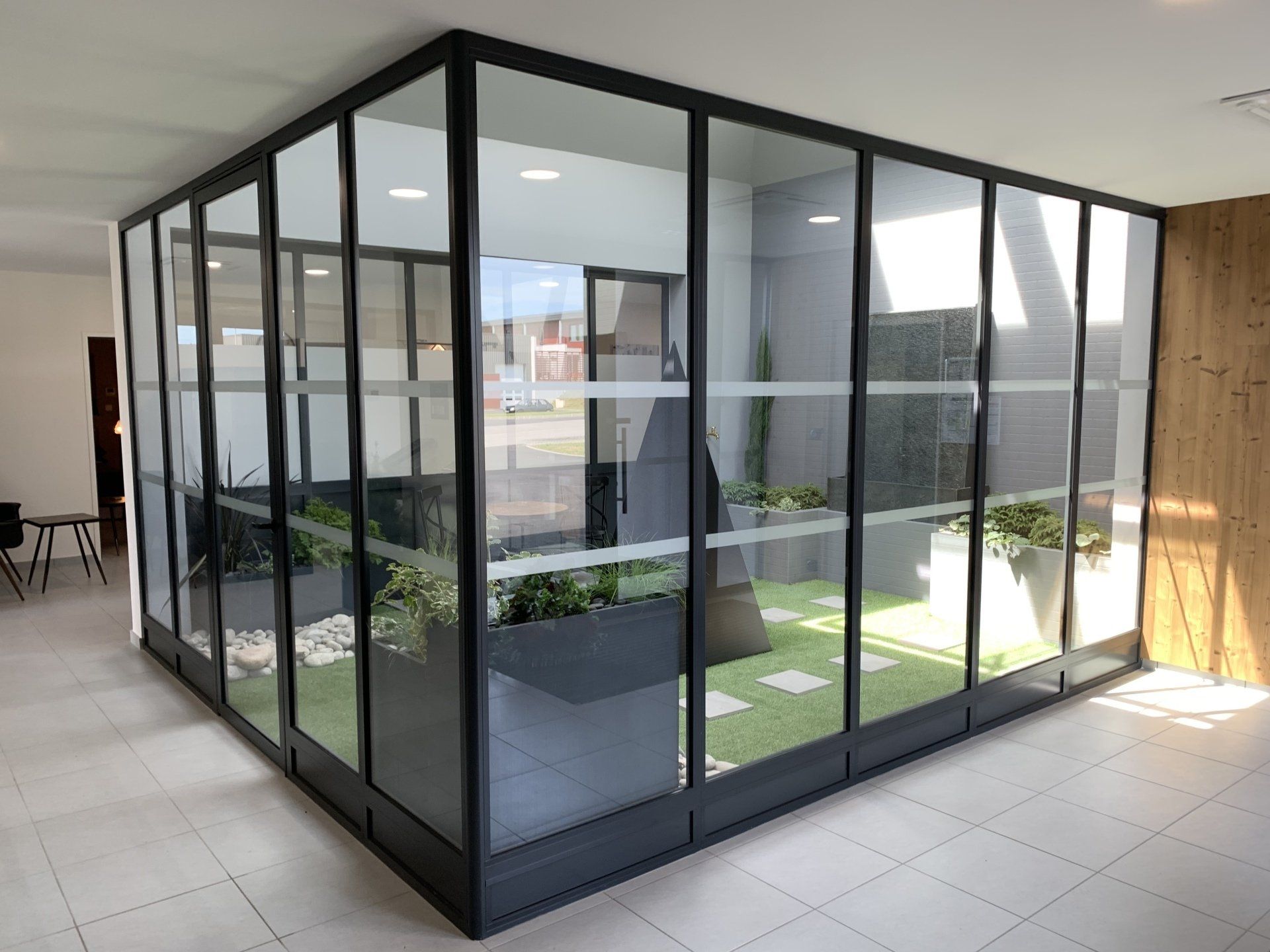 Espace extérieur entouré d'une verrière