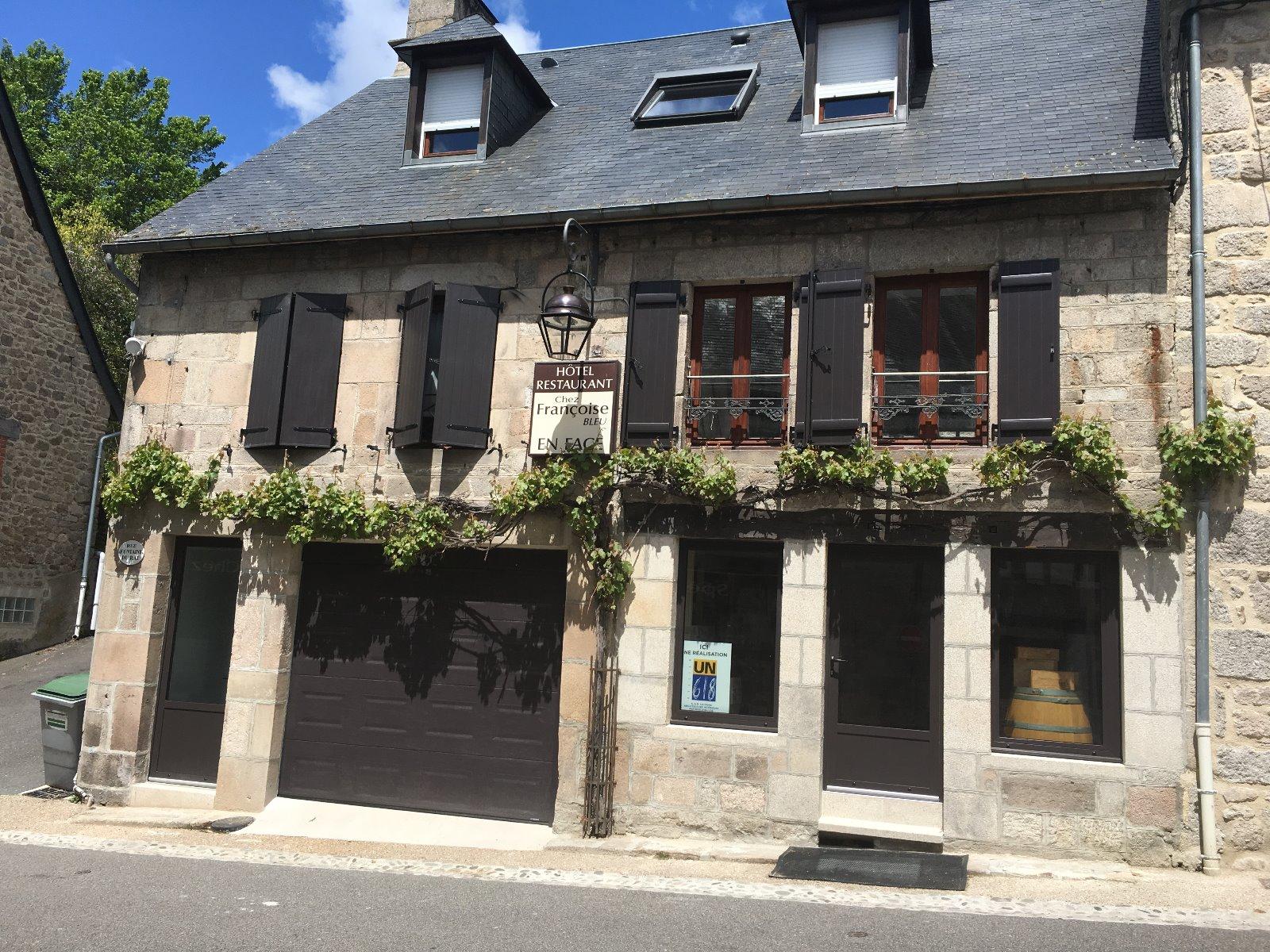 Façade d'un restaurant après les travaux de rénovation, avec de nouvelles menuiseries