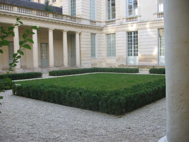 Aménagement d'un parc en face d'un monument