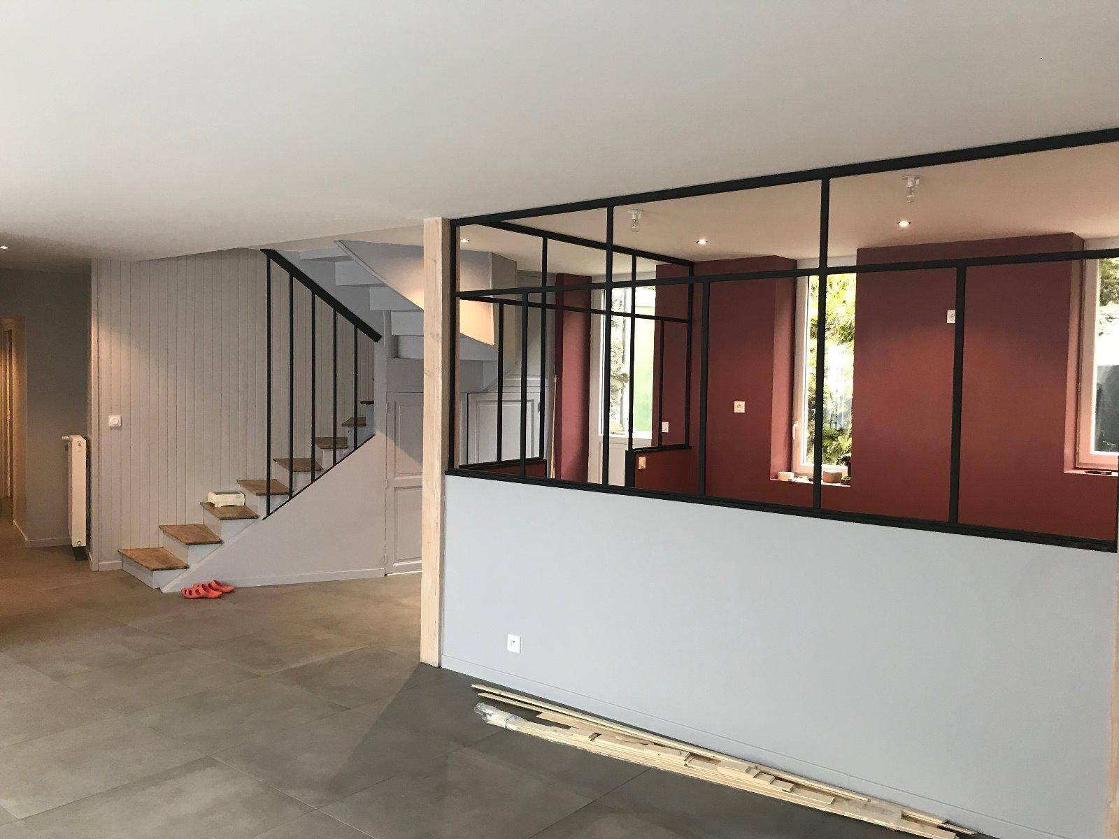 Aménagement de bureaux avec des pièces séparées par des cloisons vitrées