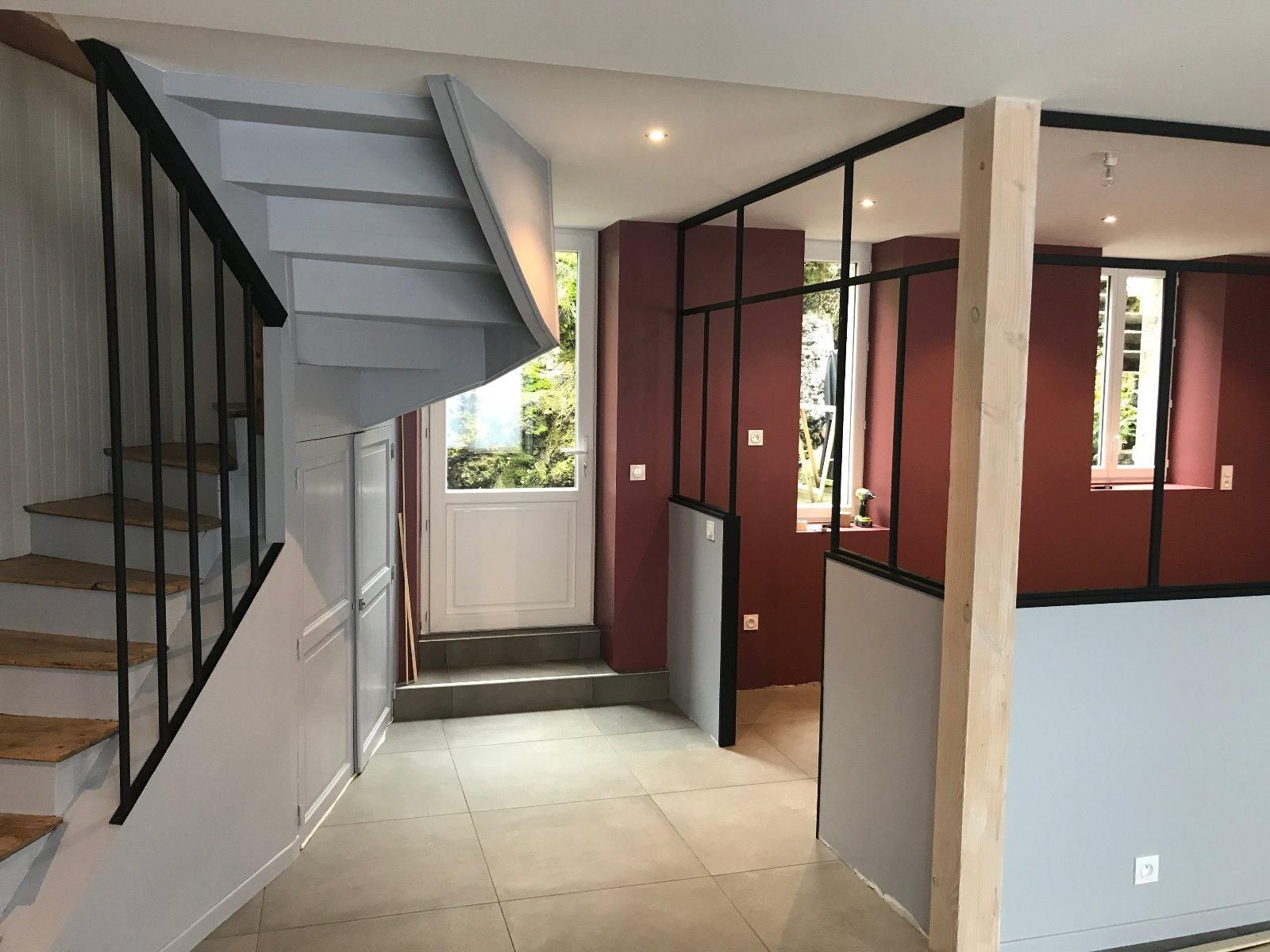 Aménagement d'une entrée avec des verrières pour séparer les pièces