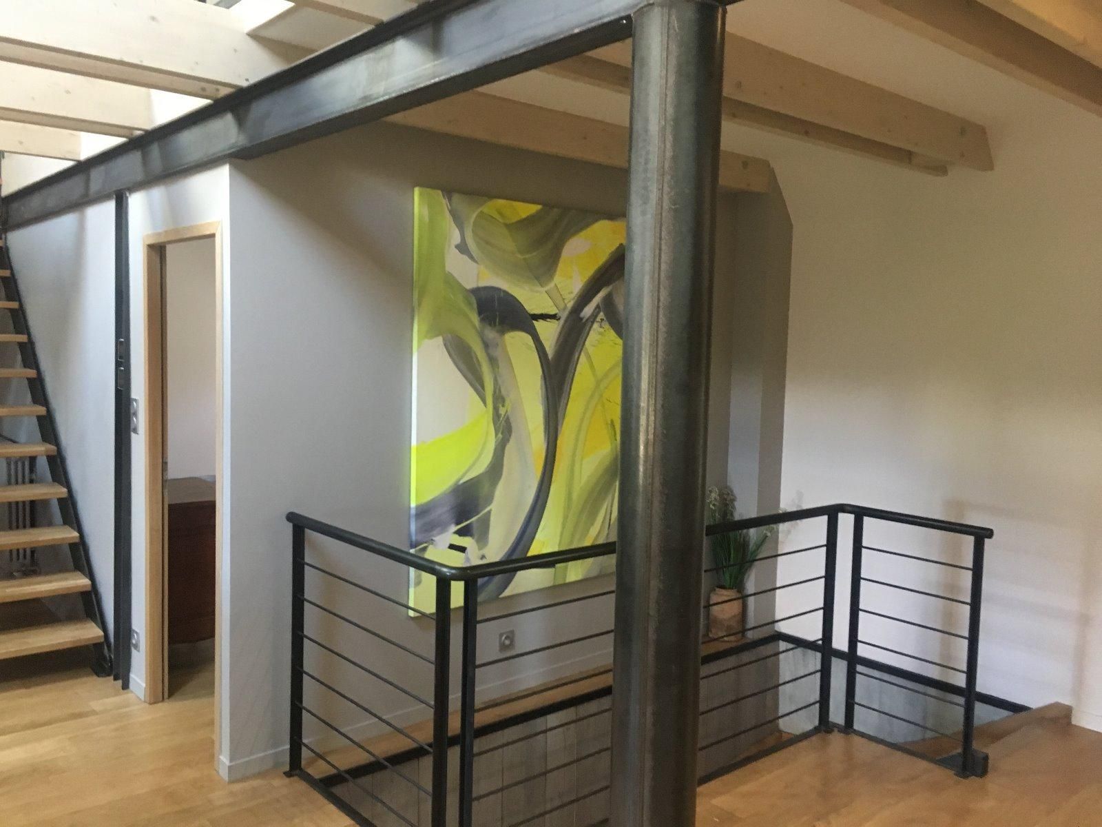 Création d'une cage d'escalier avec des barrières en fer noires