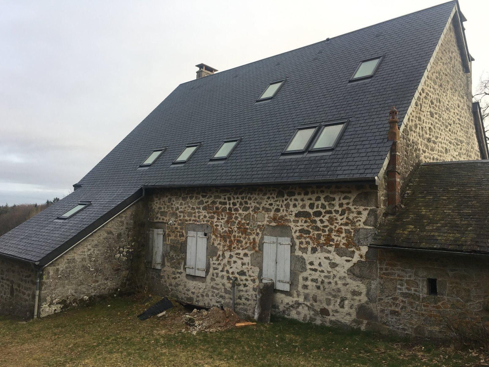 Travaux de rénovation de toiture finalisée avec des fenêtres de toit