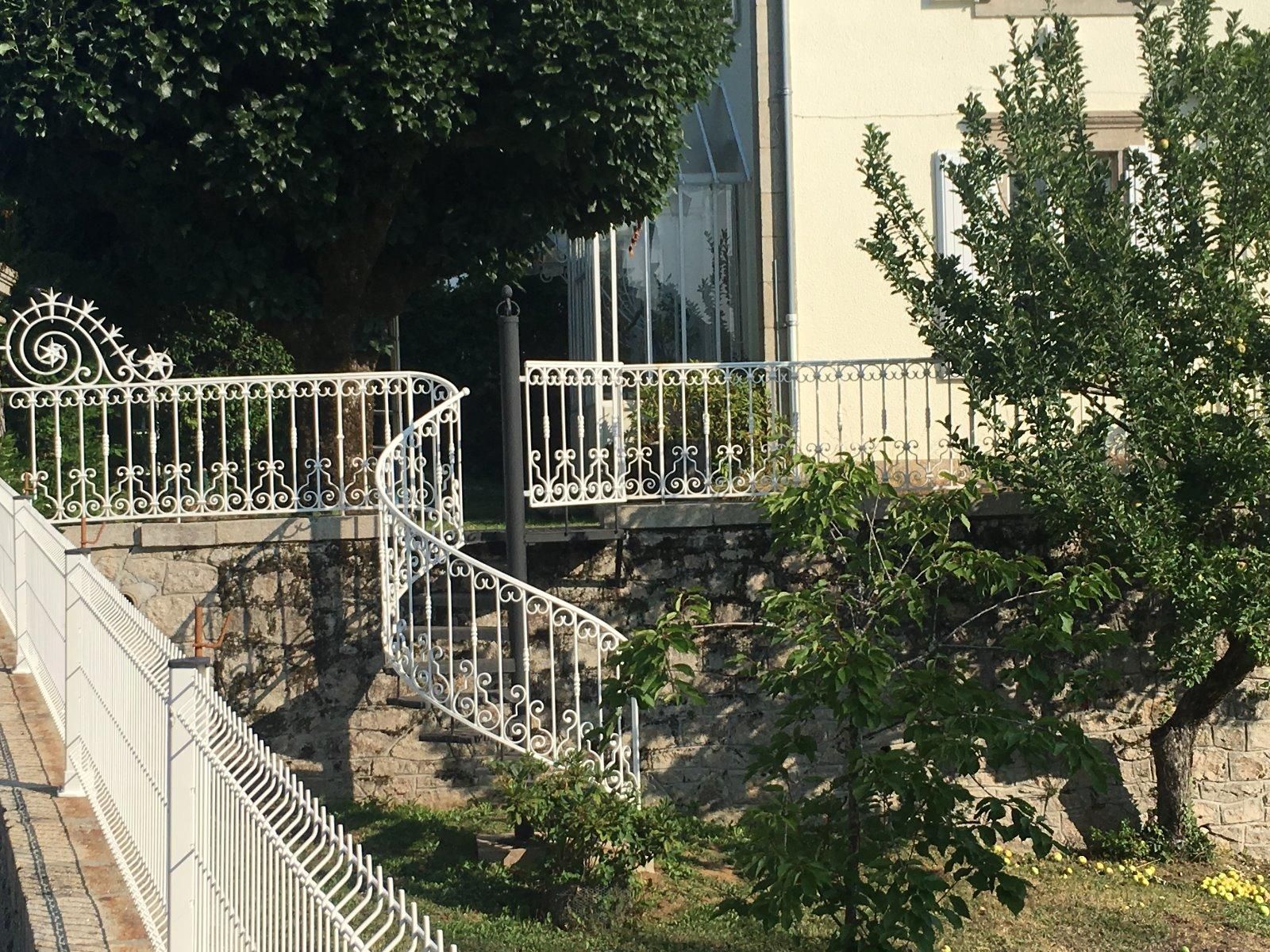 Création d'une barrière et d'une descente d'escalier dans un parc