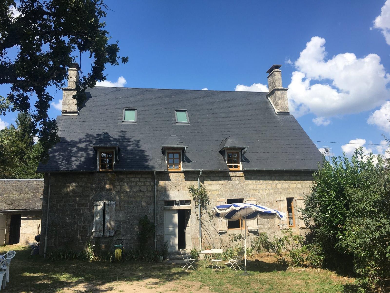 Ferme en pierre avec une toiture en ardoise rénovée
