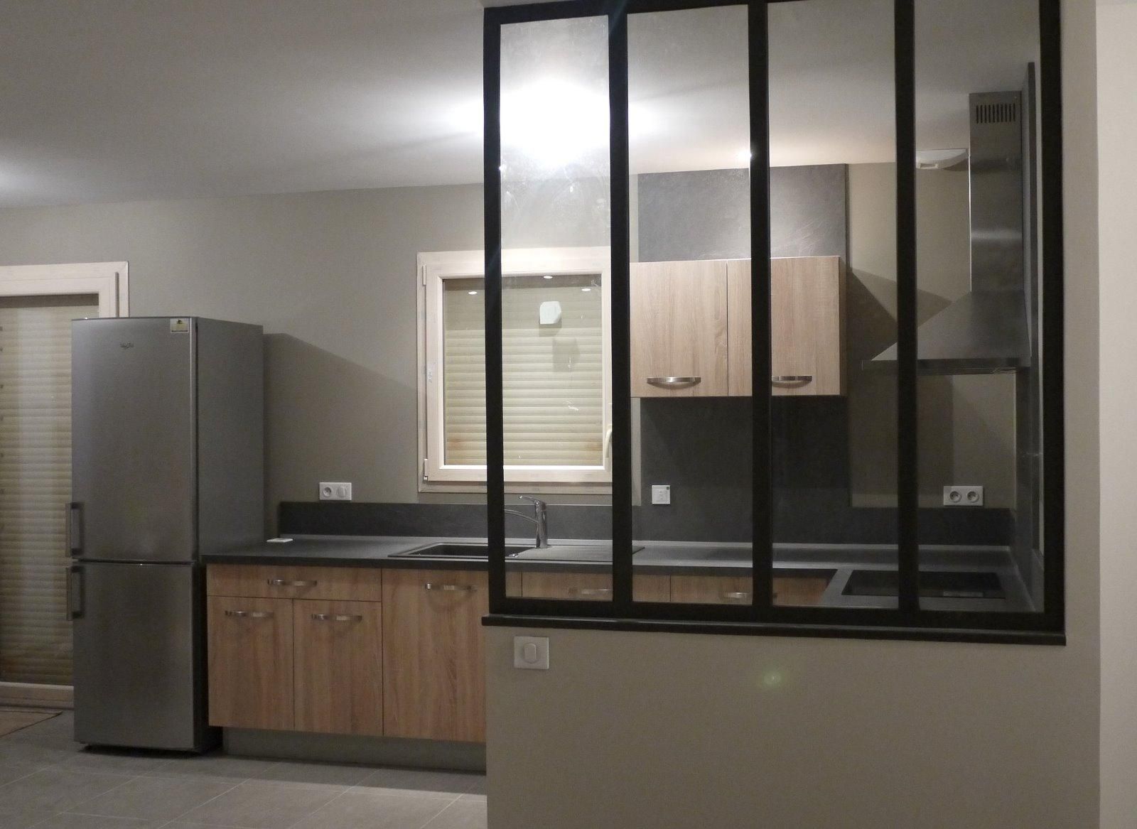 Aménagement d'une cuisine en bois avec l'ajout d'une verrière pour séparer la pièce