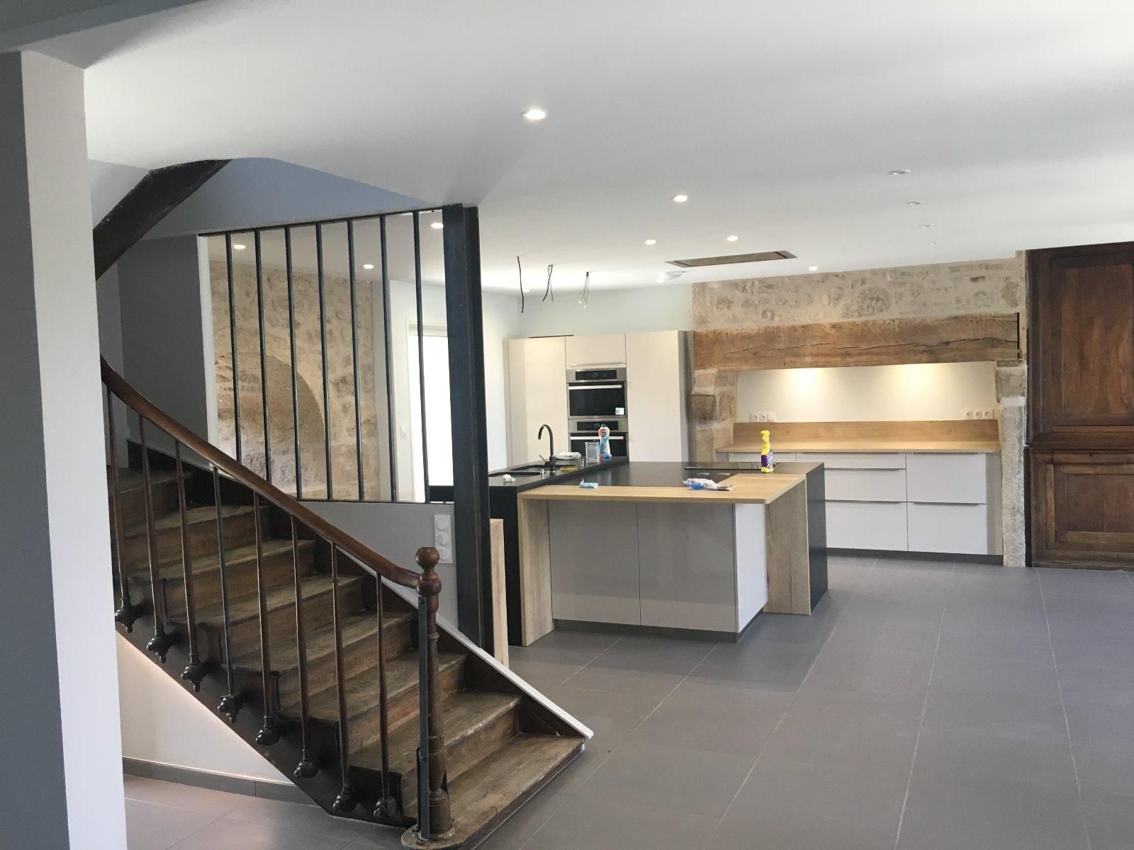 Aménagement d'une descente d'escalier, arrivant dans une cuisine blanche