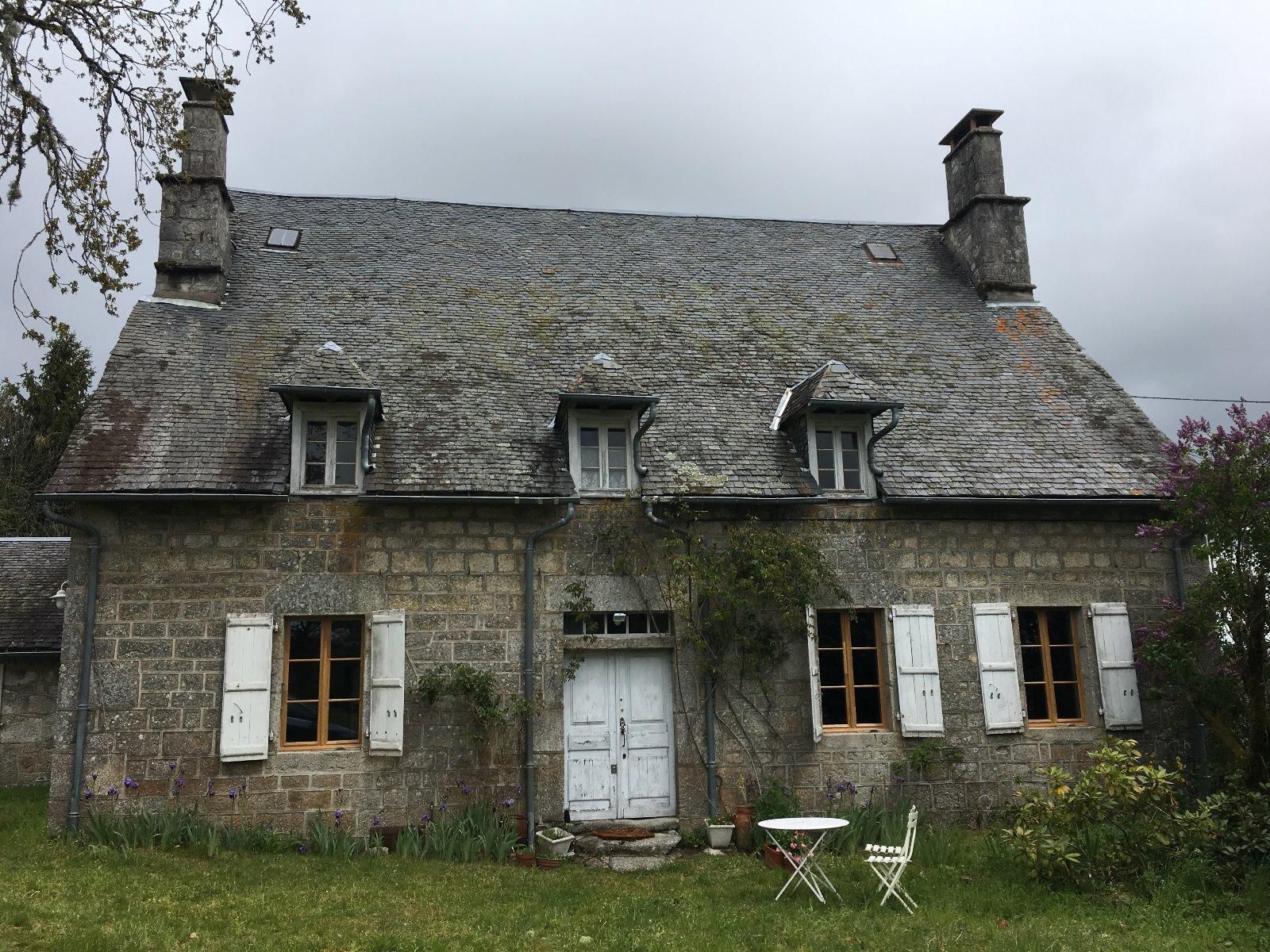 Ancienne maison en pierre avec un toit à rénover