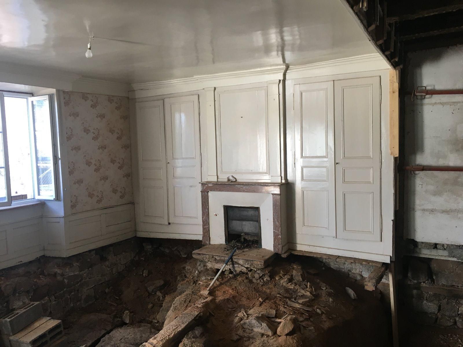 Salon avec une cheminée avant les travaux de rénovation