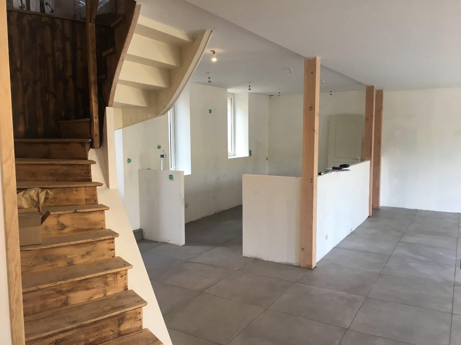 Aménagement d'intérieur avec des escaliers en bois