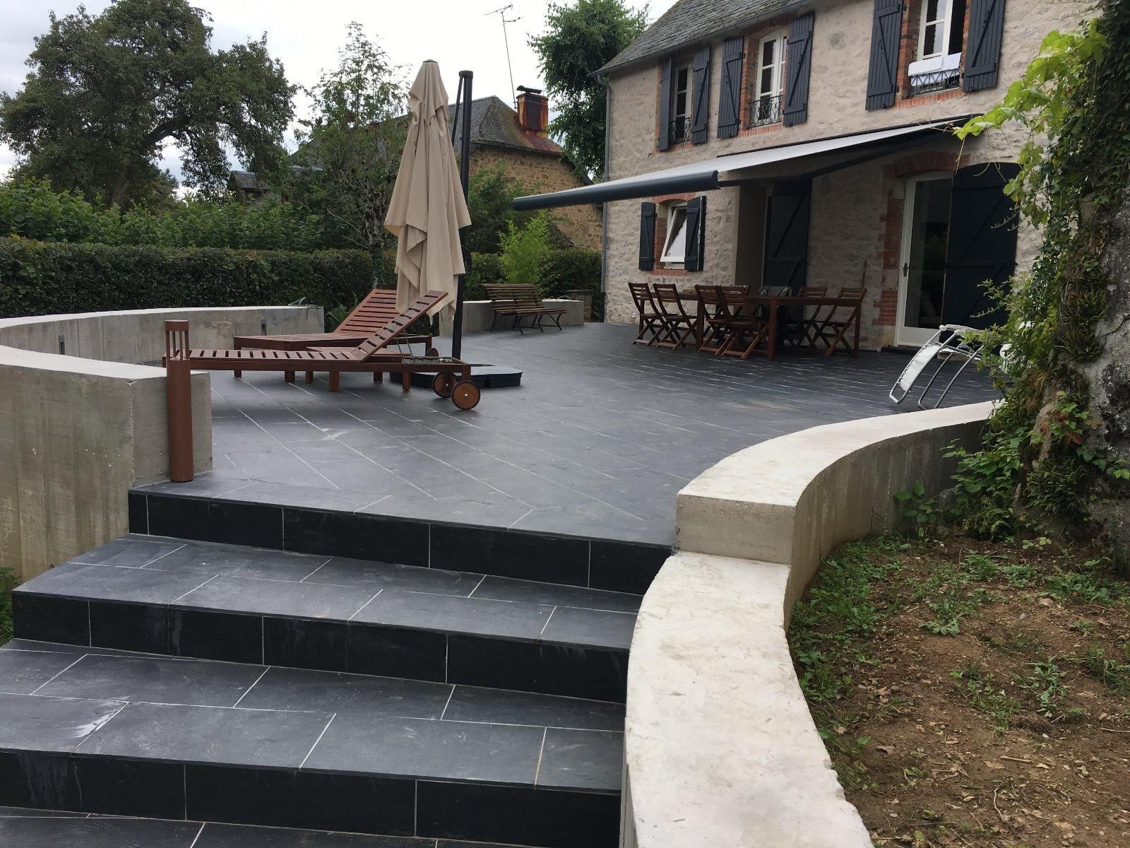 Aménagement d'une terrasse en dalles noires