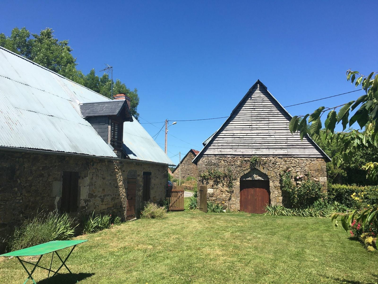 Cœur de ferme en pierre avec des toitures en tôle à rénover