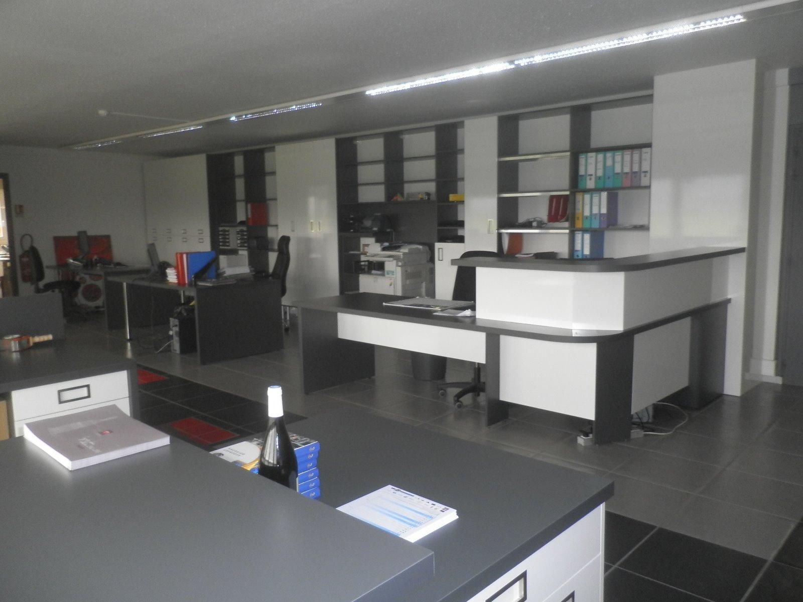 Aménagement de bureaux avec des étagères murales