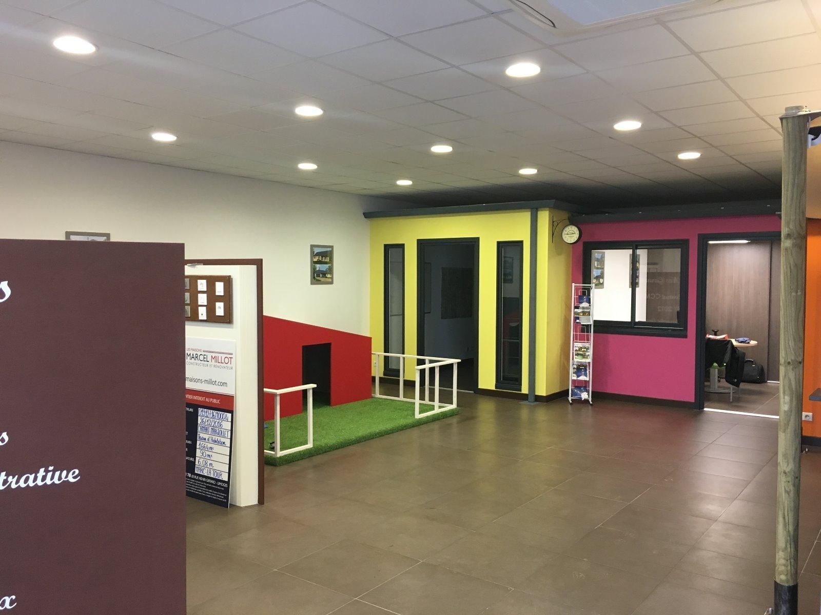 Pièce avec du carrelage noir, des murs colorés : orange, rose, jaune, rouge…