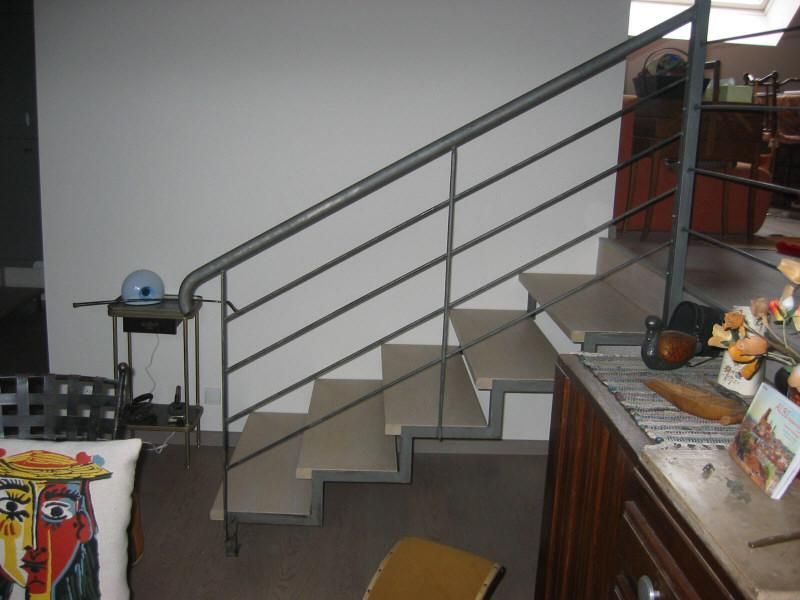 Escaliers suspendus avec une barrière en fer