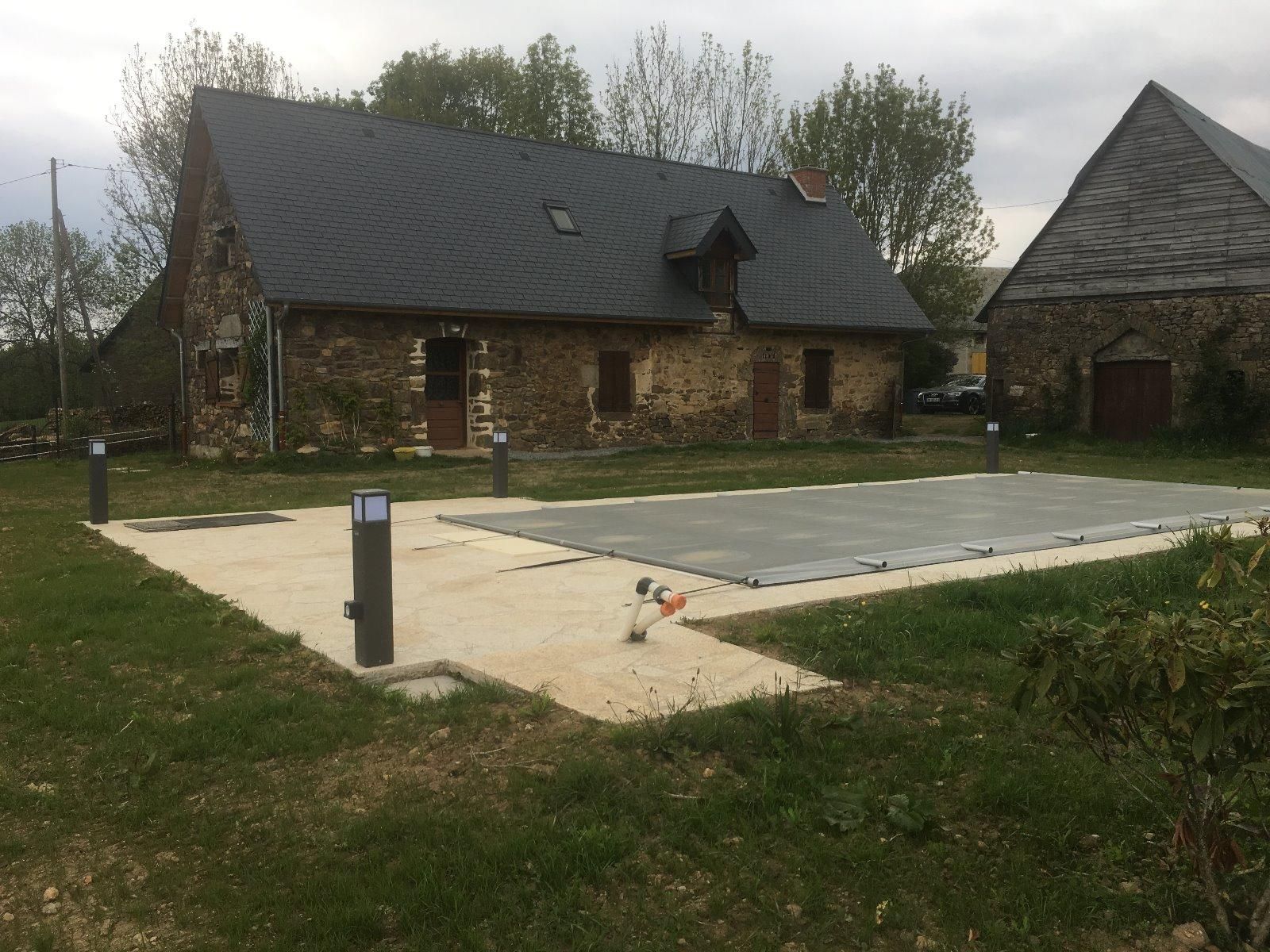 Aménagement d'une piscine avec un tour de piscine en dalle