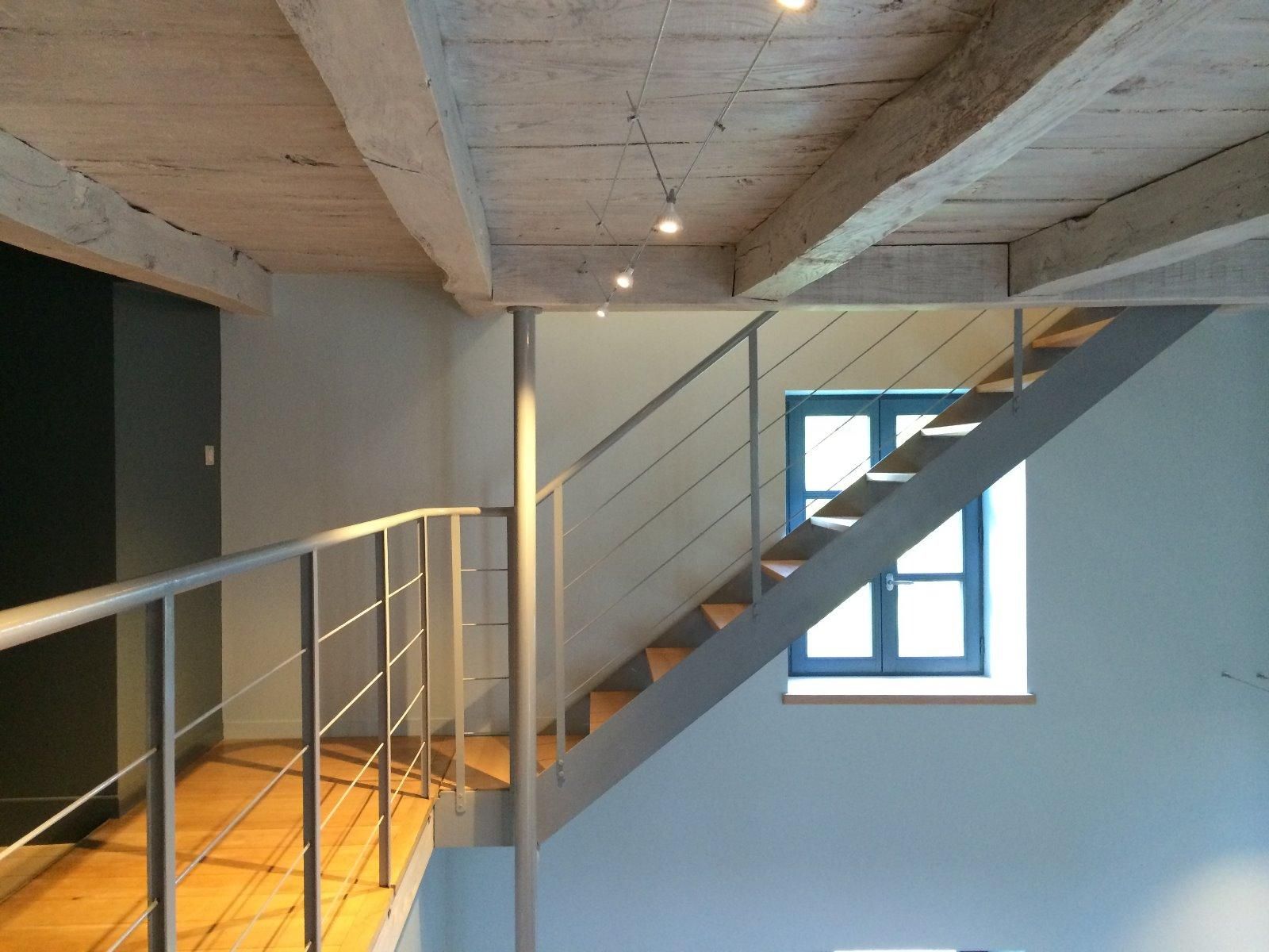 Passerelle en bois avec une montée d'escaliers