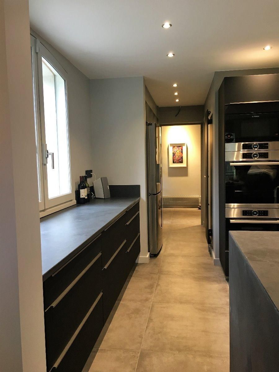 Conception d'une cuisine avec des meubles noirs