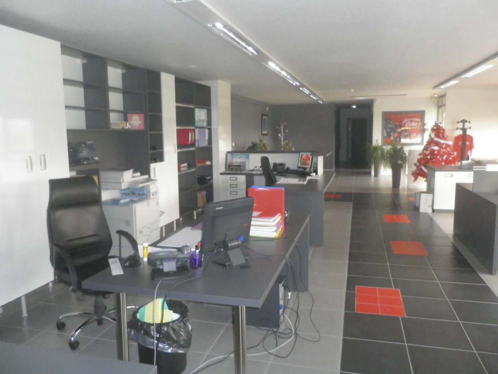 Bureau avec carrelage coloré