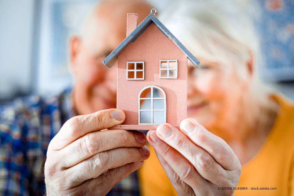 Scherer Haushaltsauflösung – Seniorenpaar mit einem Modellhaus