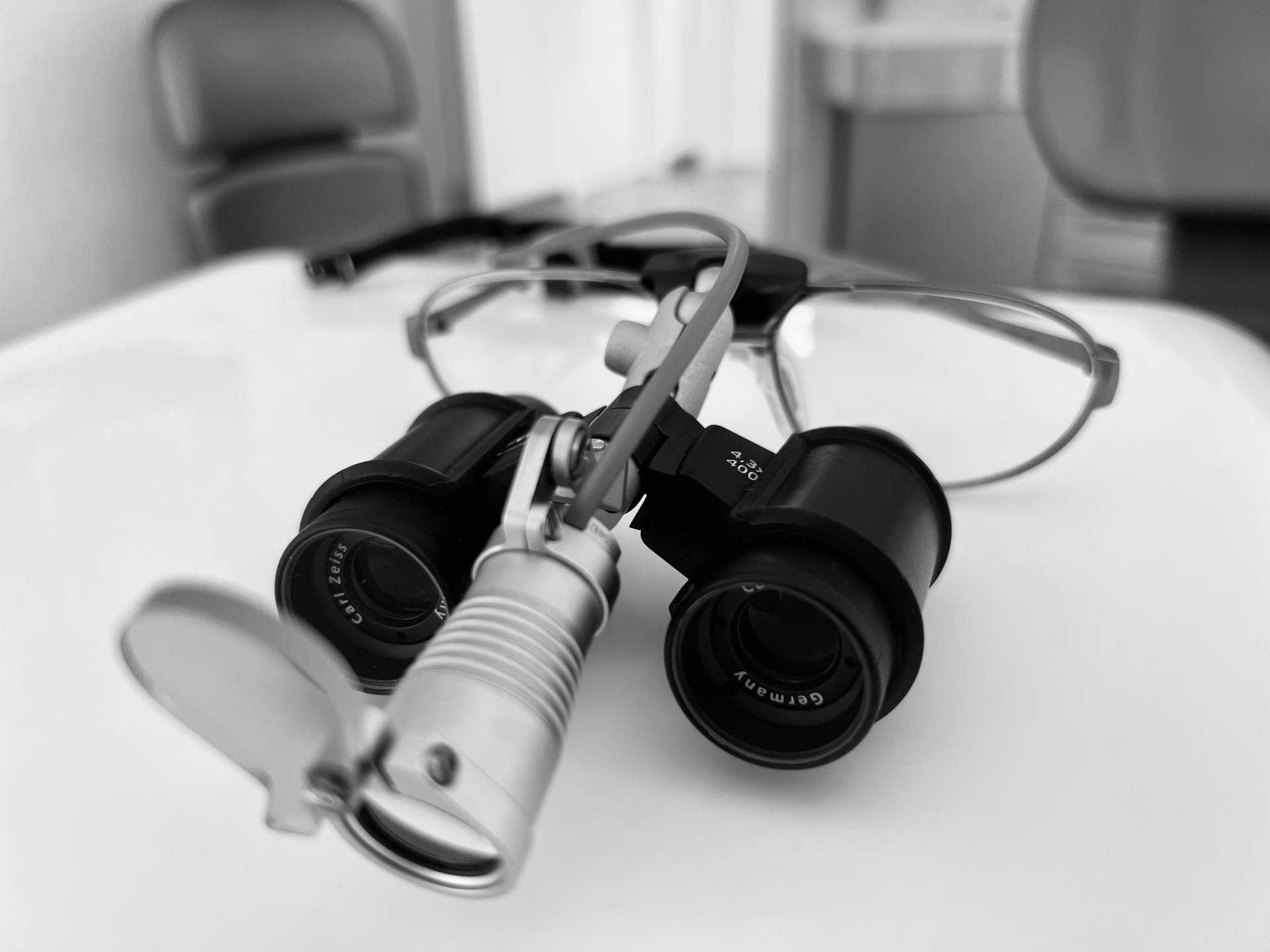 Brille mit Lupe für die Arbeit des Zahnarztes