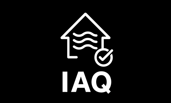 Due persone con giubbotti da cantiere e caschi protettivi esaminano le planimetrie all'aperto, vicino a un edificio.