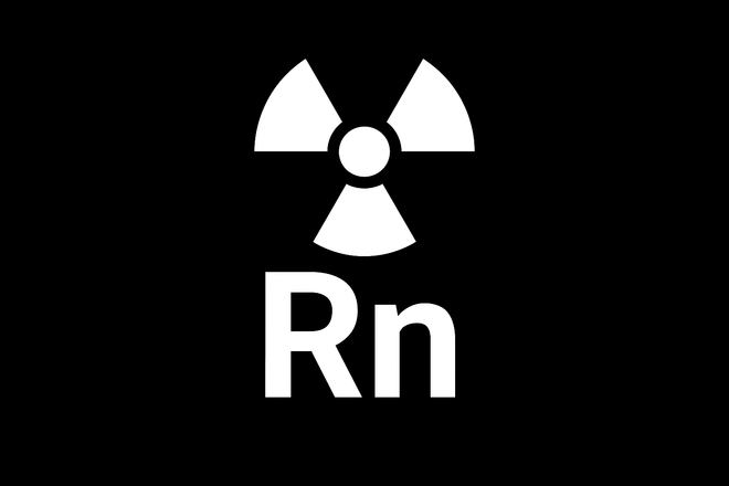 Malta bianca applicata su una superficie con bordi marroni, strutturata da creste circolari.