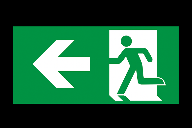 Persona che ispeziona gli estintori con una lavagna in un'area di stoccaggio.