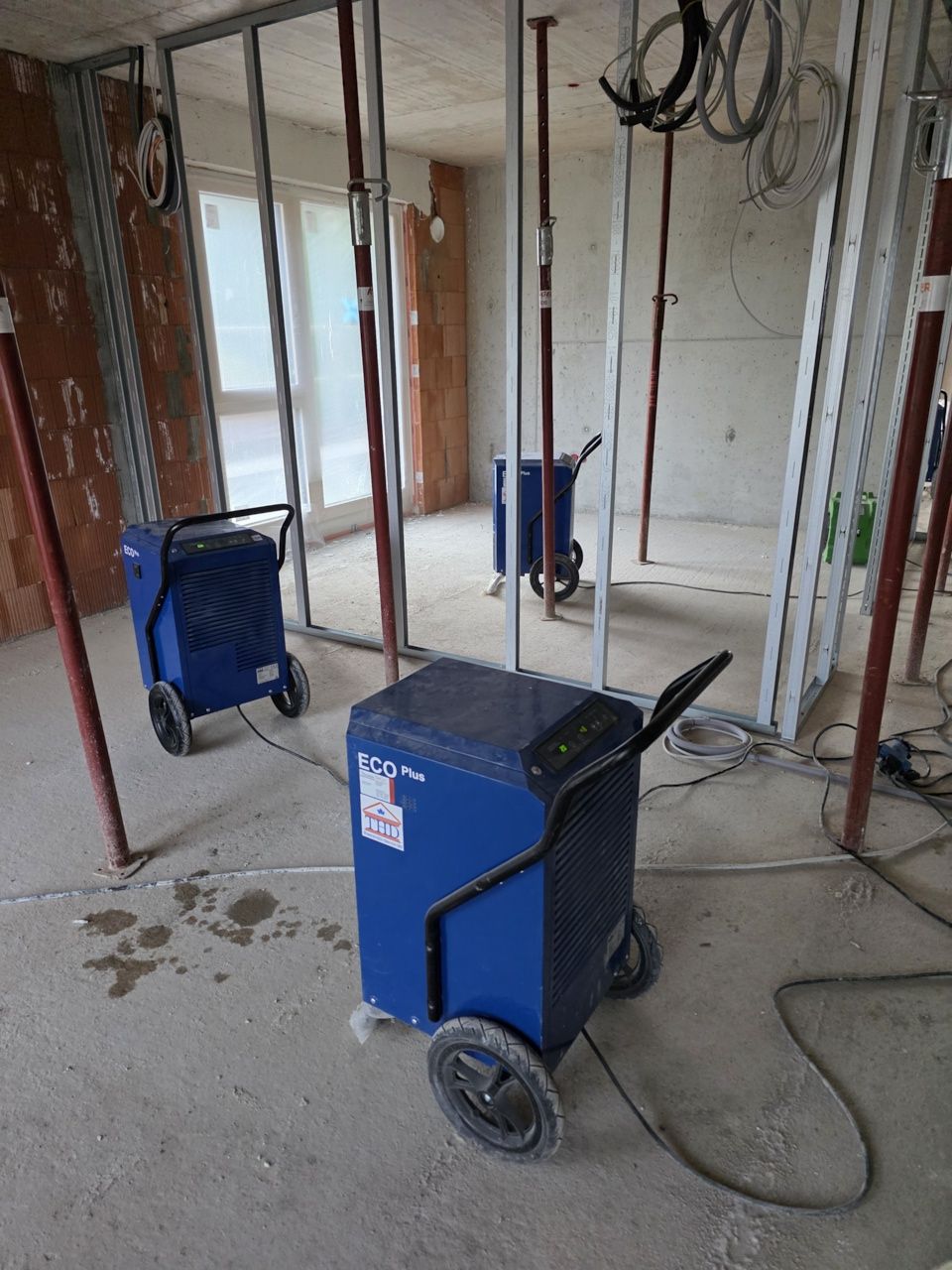 Mehrere blaue Trocknungsgeräte auf einer Baustelle