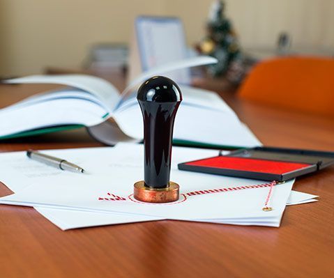 Un sello está encima de un trozo de papel sobre una mesa.