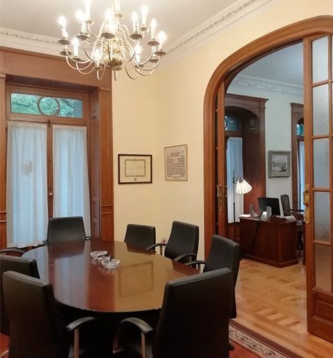 Una sala de conferencias con una mesa redonda y sillas