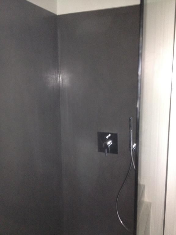 Thorens SA - Béton ciré dans une cabine de douche