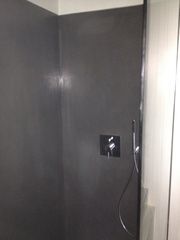 Thorens SA - Béton ciré dans une cabine de douche