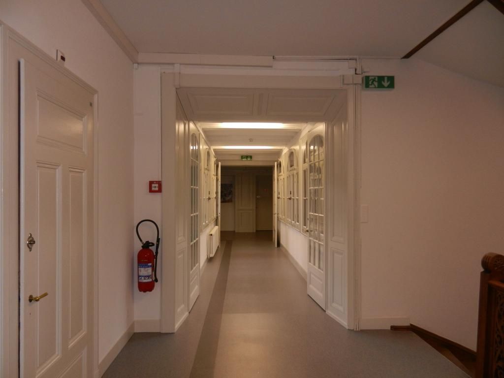 Thorens SA - Couloir, boiseries et murs