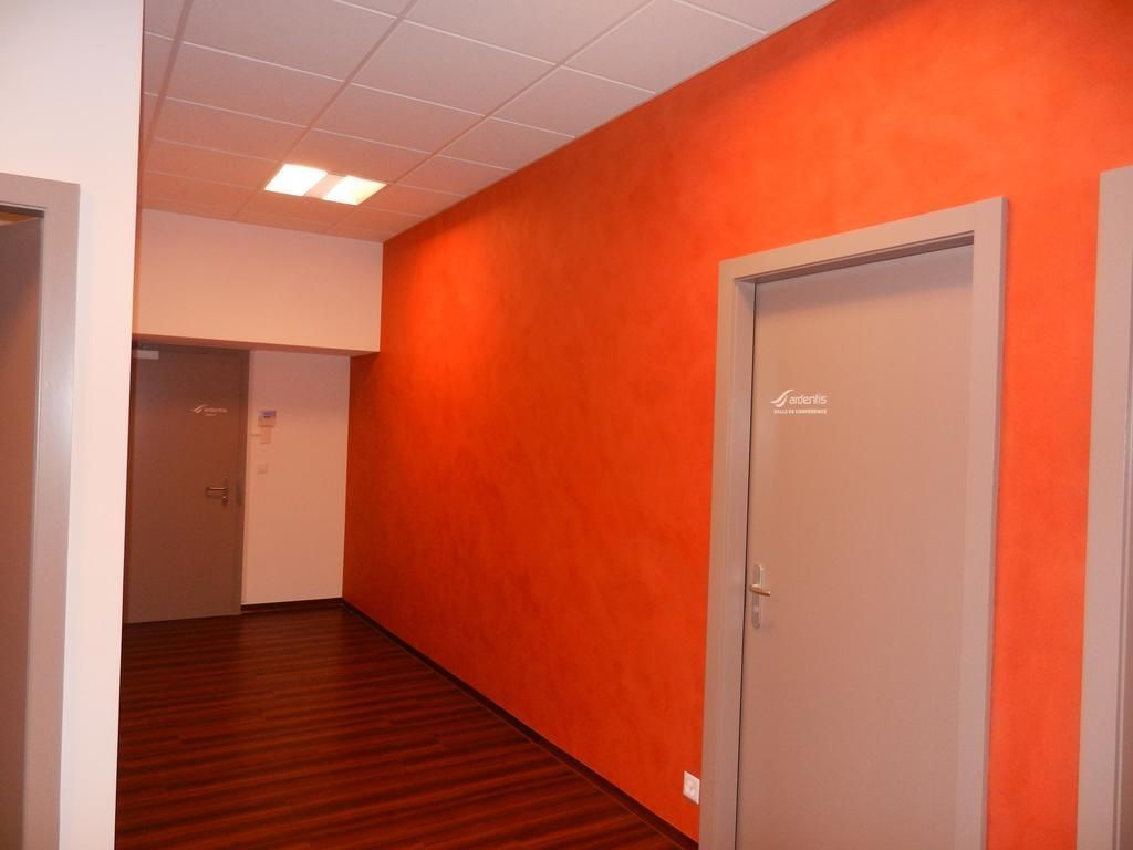 Thorens SA - Faux-plafond Pavaroc, mur enduit romain, boiseries émail