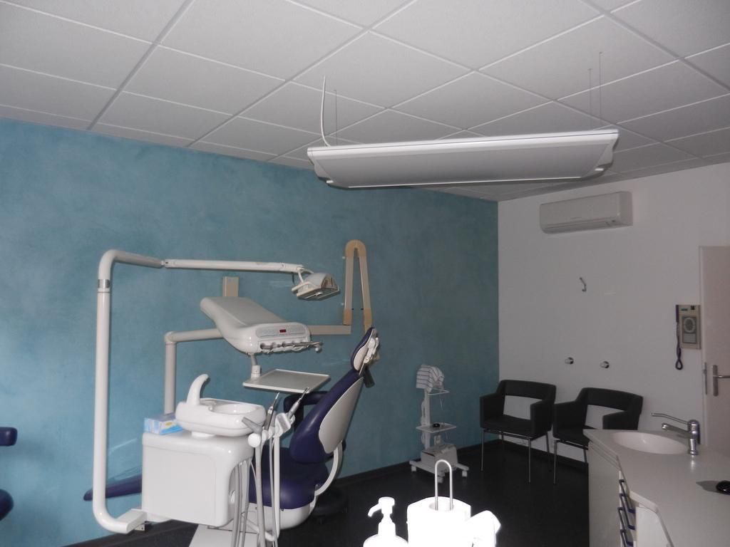Thorens SA - Cabinet dentaire avec enduit romain bleu