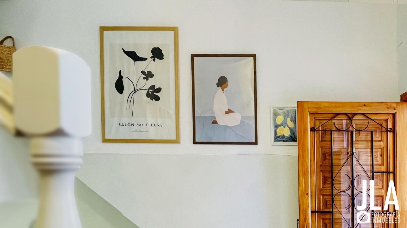 Exhibición de arte de pared: Impresión botánica, figura sentada, pintura pequeña sobre una puerta de madera