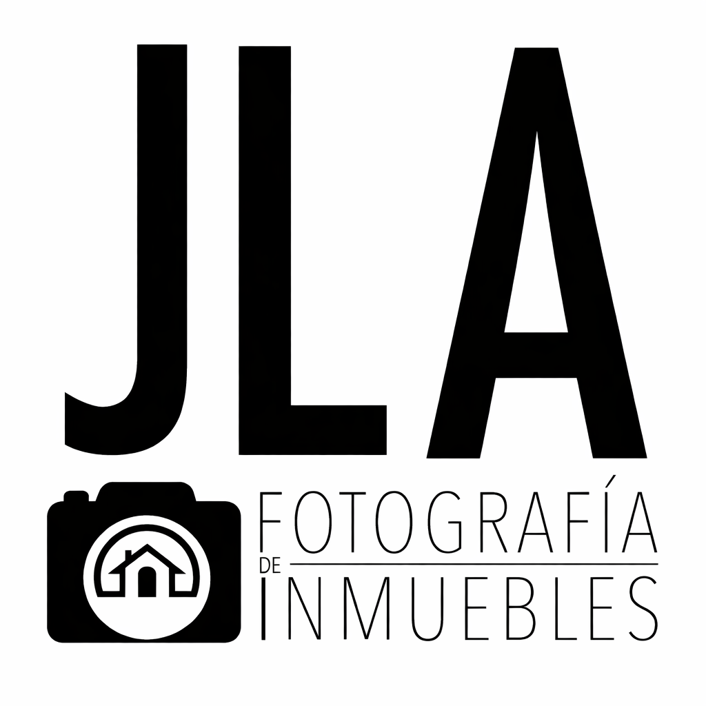Logotipo con las letras "JLA" y el icono de una c&aacute;mara. El texto debajo dice "Fotograf&iacute;a de Inmuebles".