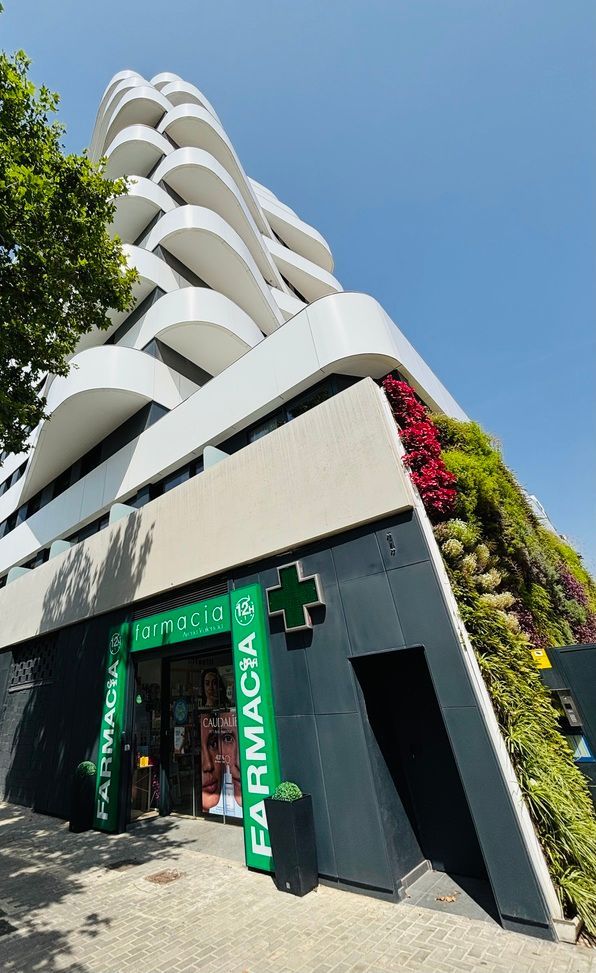 Un edificio grande con una cruz verde en el costado.
