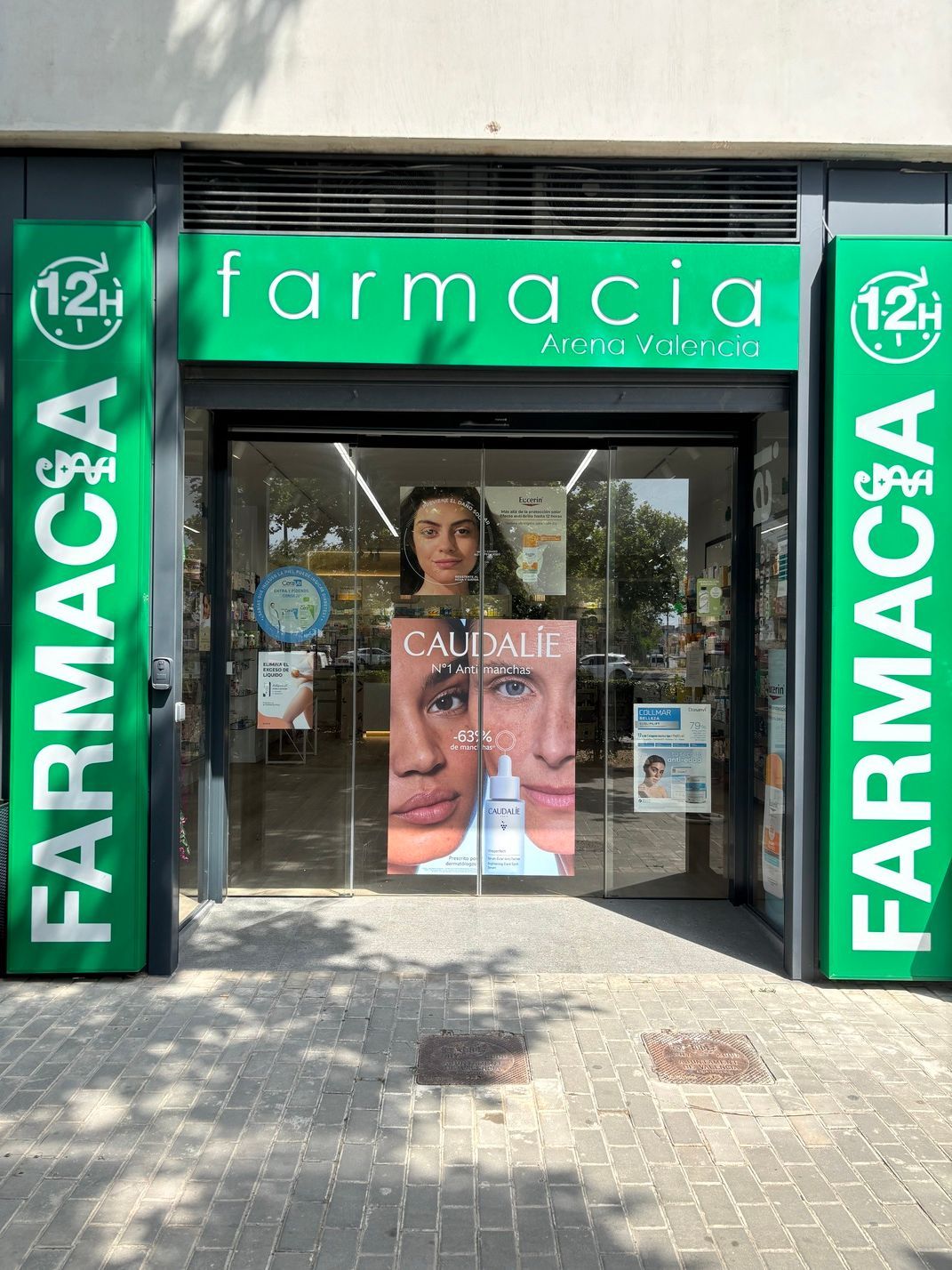 Una farmacia con un cartel que dice farmacia