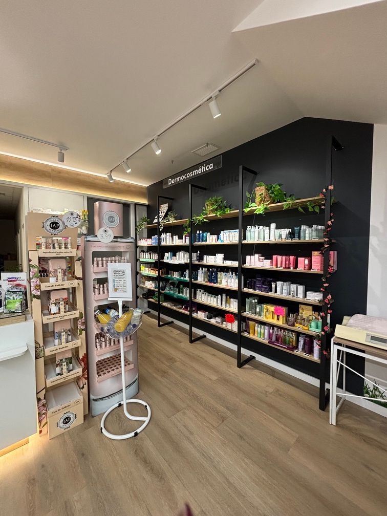 Una farmacia con muchos estantes llenos de muchos productos.