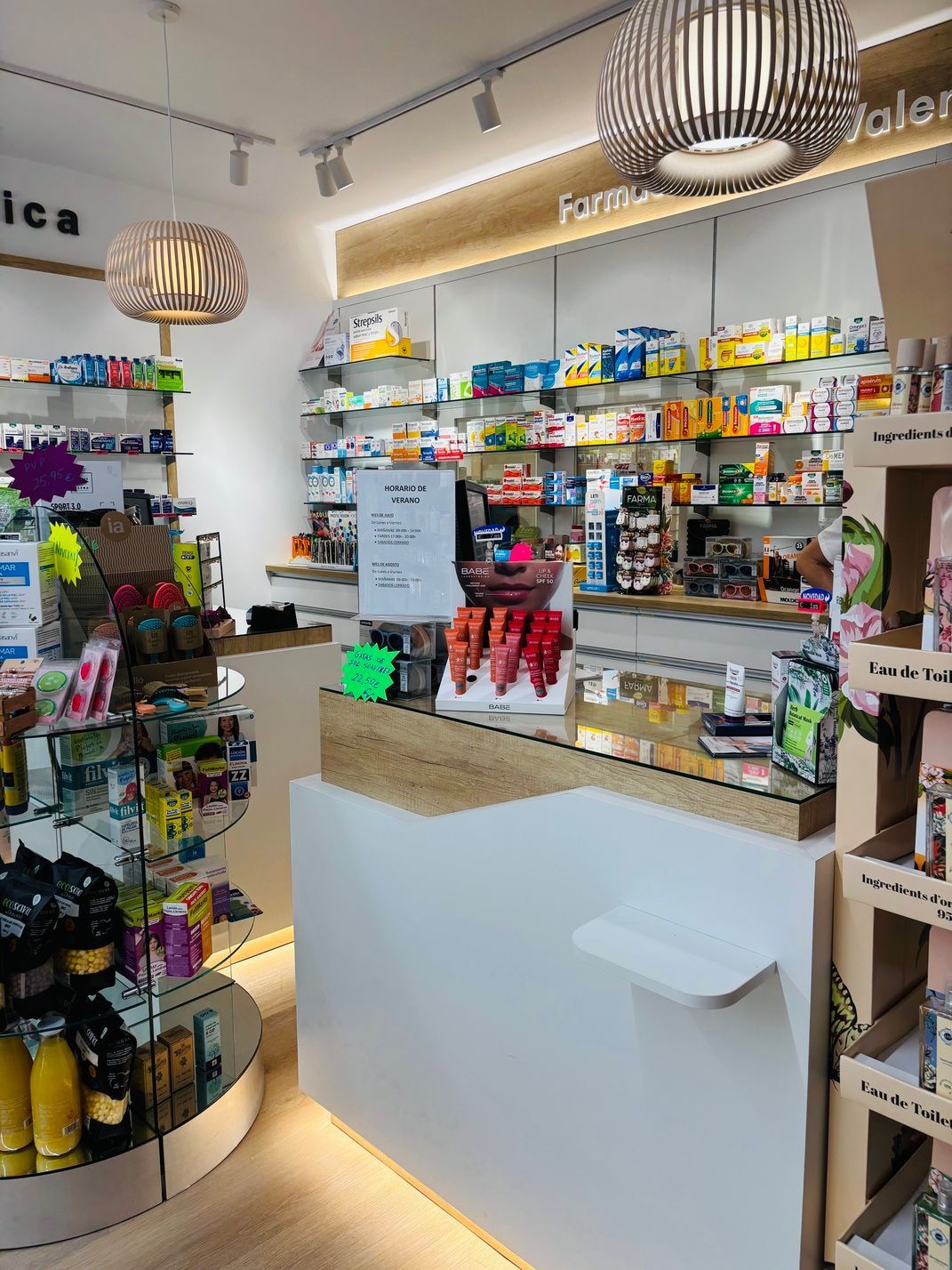 Una farmacia con un cartel que dice 'farmacia'