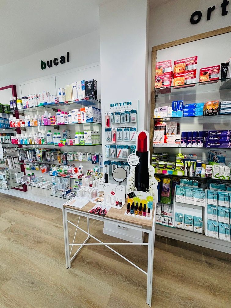 Una farmacia con una mesa en el medio de la habitación.