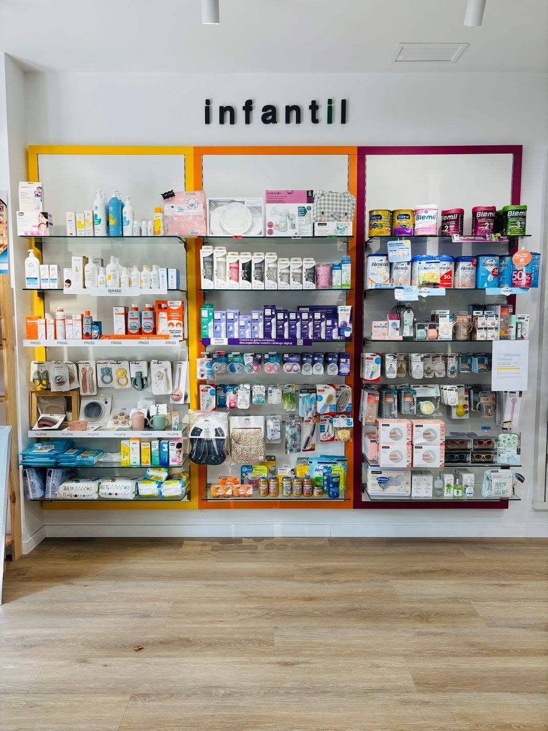 Una farmacia con un cartel que dice infantil