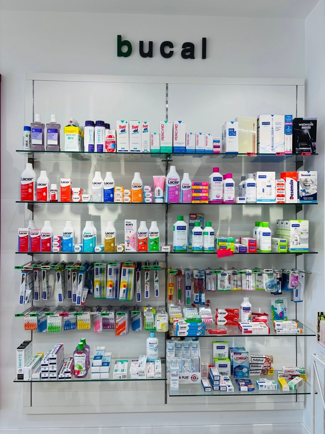 Un estante en una farmacia con la palabra bucal encima.
