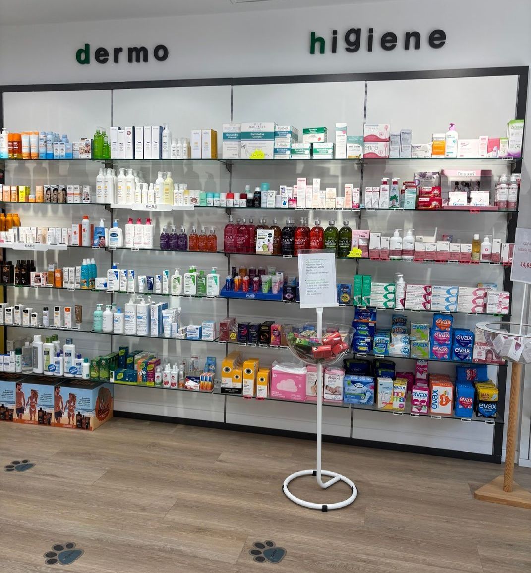 Una farmacia con estanterías repletas de productos de dermo e higiene.