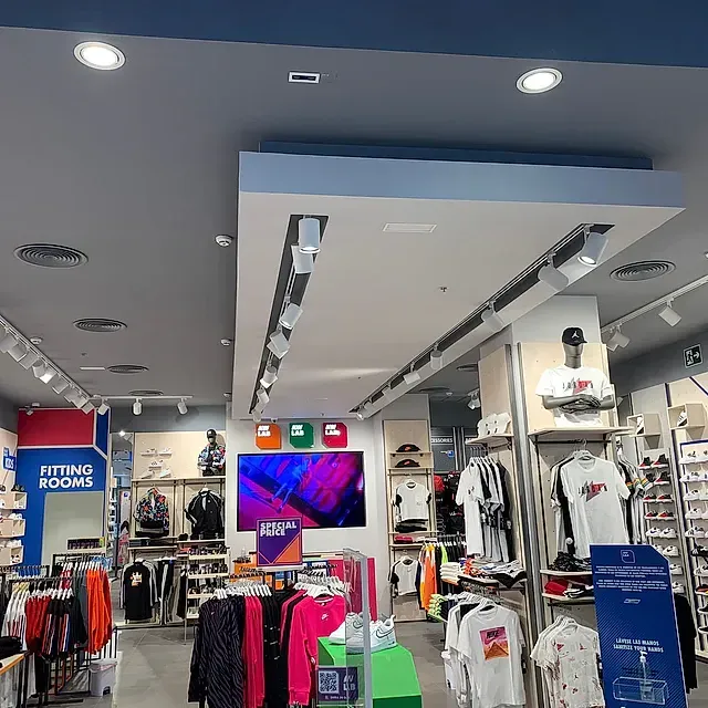 Una tienda de ropa con un cartel que dice probadores