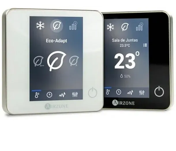 Un termostato blanco y negro con 23 grados en la pantalla.