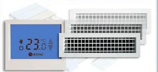 Un termostato con una pantalla azul está al lado de un ventilador.