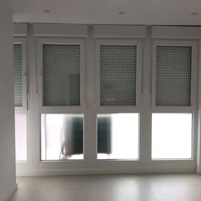 Una persona está presionando un botón en un sistema de seguridad.